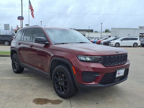 Used 2024 Jeep Grand Cherokee Altitude RWD image 3