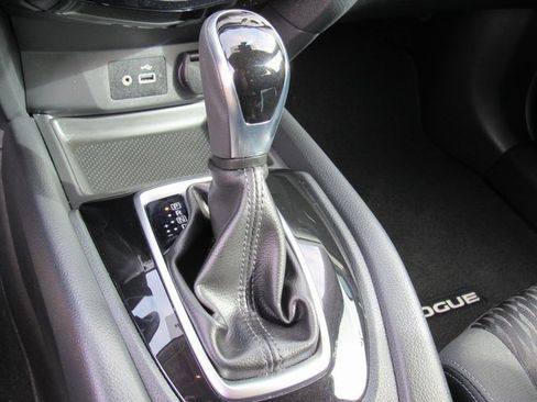 Used 2020 Nissan Rogue SV image 17