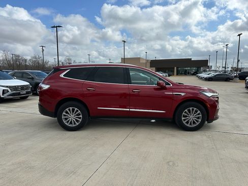 Used 2024 Buick Enclave Essence image 4