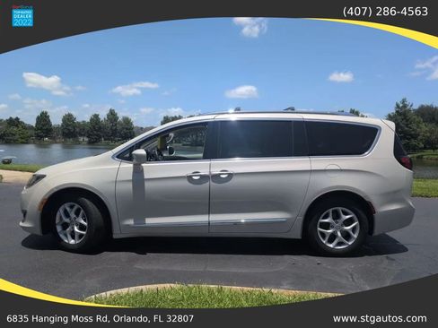 Used 2017 Chrysler Pacifica Touring-L Plus FWD image 2