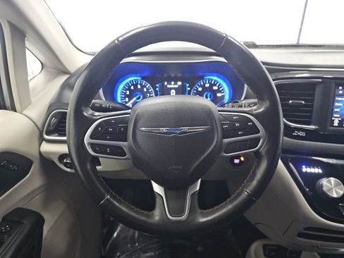 Used 2020 Chrysler Pacifica Touring-L image 26