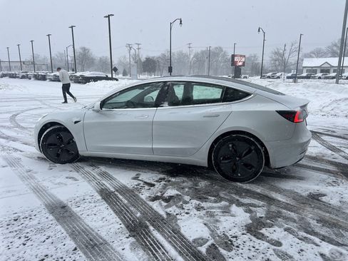 Used 2020 Tesla Model 3 Standard Range Plus image 4