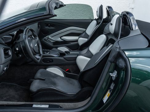 Used 2023 Aston Martin V12 Vantage Roadster RWD image 13