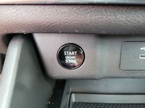 Used 2025 Nissan Rogue SV AWD/4WD image 19