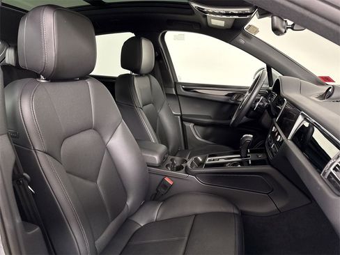 Certified 2025 Porsche Macan image 24