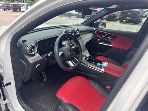 Used 2025 Mercedes-Benz GLC 300 4MATIC image 2