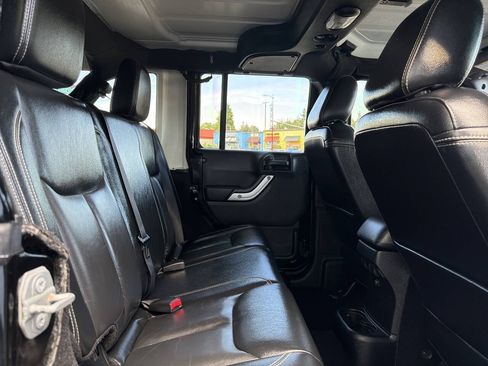 Used 2015 Jeep Wrangler Unlimited Rubicon w/ Dual Top Group AWD/4WD image 21