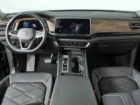 Certified 2025 Volkswagen Atlas SE image 21