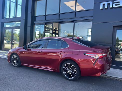 Used 2018 Toyota Camry SE FWD image 3