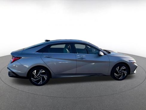 Used 2025 Hyundai Elantra Limited image 16