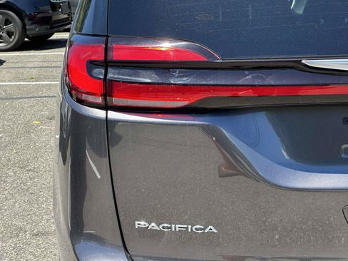 Used 2023 Chrysler Pacifica Touring-L FWD image 11