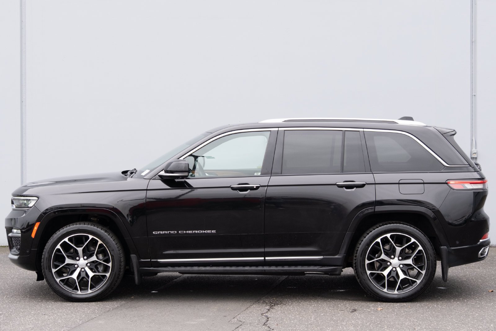 Used 2022 Jeep Grand Cherokee Summit AWD/4WD image 31