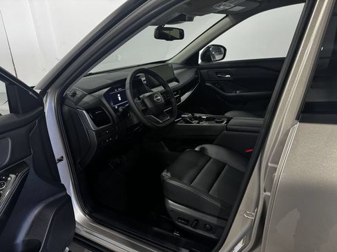 Used 2025 Nissan Rogue SL AWD/4WD image 16