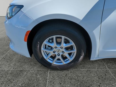 Used 2023 Chrysler Voyager LX image 14