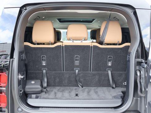 Used 2025 Land Rover Defender 130 X-Dynamic SE image 29