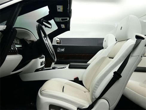 Used 2016 Rolls-Royce Dawn image 17