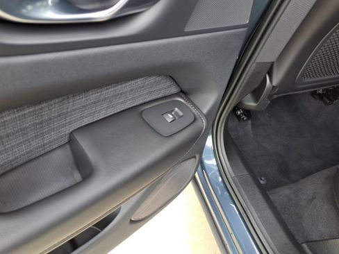 Used 2023 Volvo XC60 B5 Core image 12