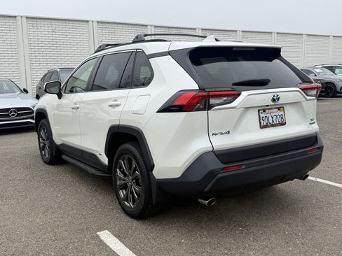 Used 2022 Toyota RAV4 XLE Premium image 3