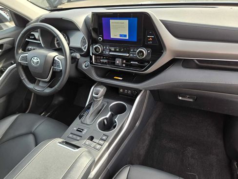 Used 2023 Toyota Highlander XLE AWD/4WD image 13