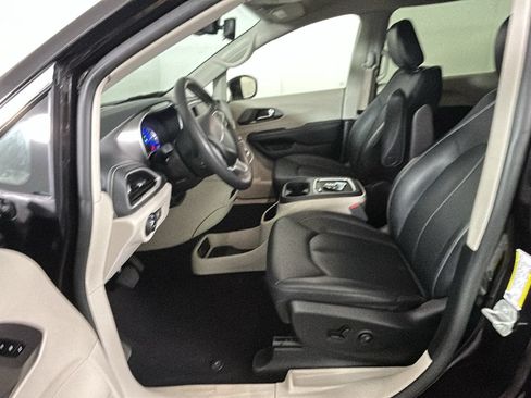 Used 2024 Chrysler Pacifica Limited FWD image 13
