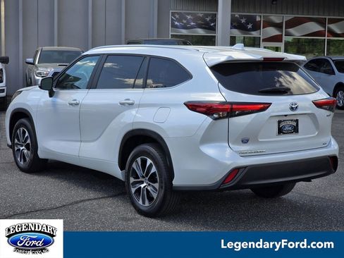 Used 2023 Toyota Highlander XLE FWD image 2