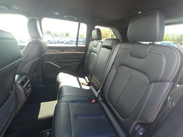 Used 2026 Jeep Grand Cherokee Limited AWD/4WD image 7