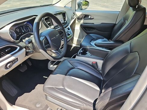 Used 2023 Chrysler Pacifica Touring-L FWD image 16