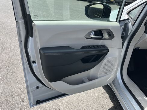 Used 2024 Chrysler Pacifica Touring-L FWD image 15