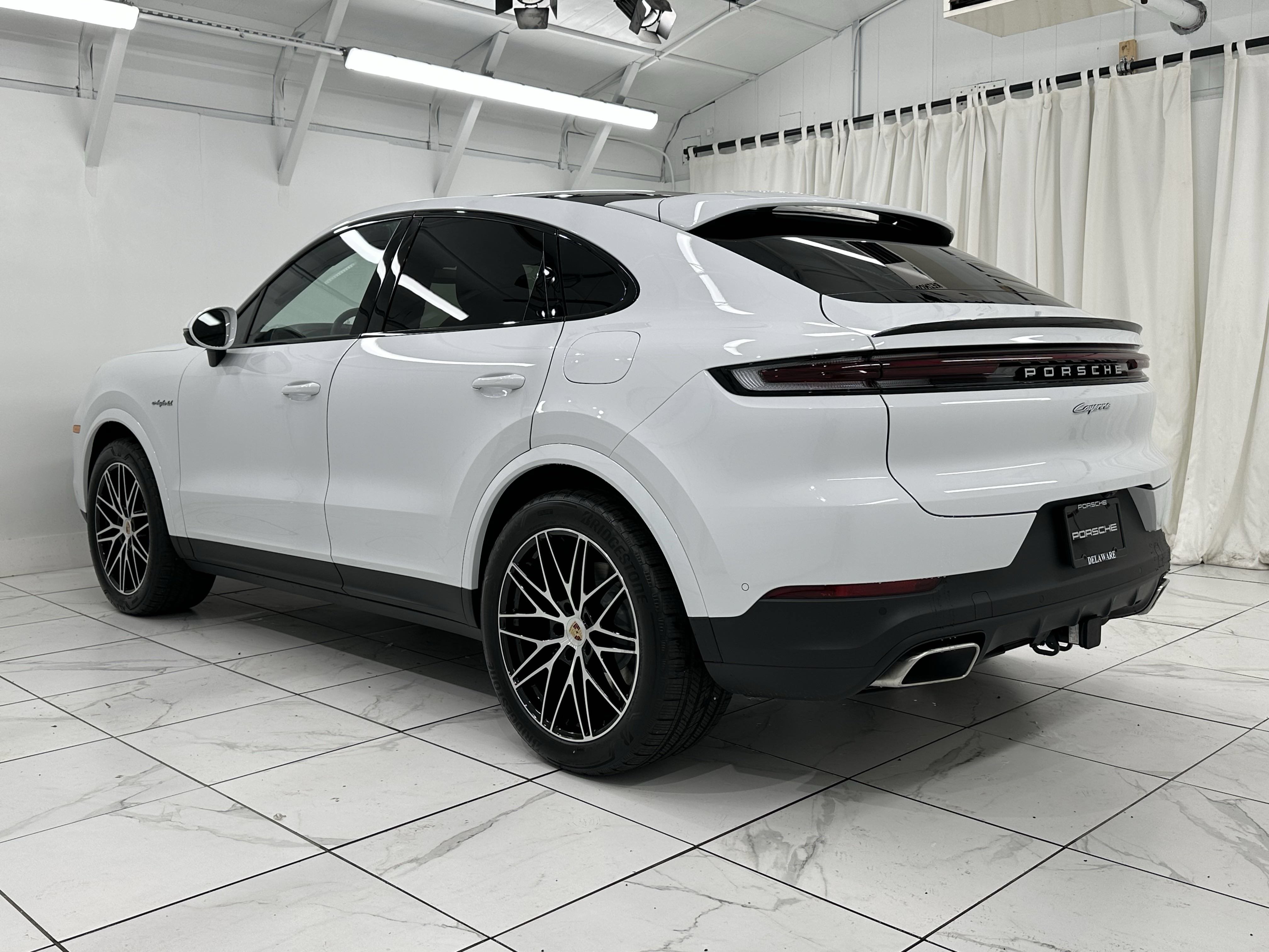 Used 2025 Porsche Cayenne E-Hybrid Coupe AWD/4WD image 14