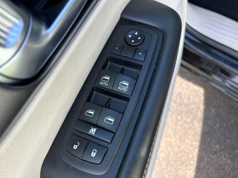 Used 2024 Chrysler Pacifica Limited FWD image 10