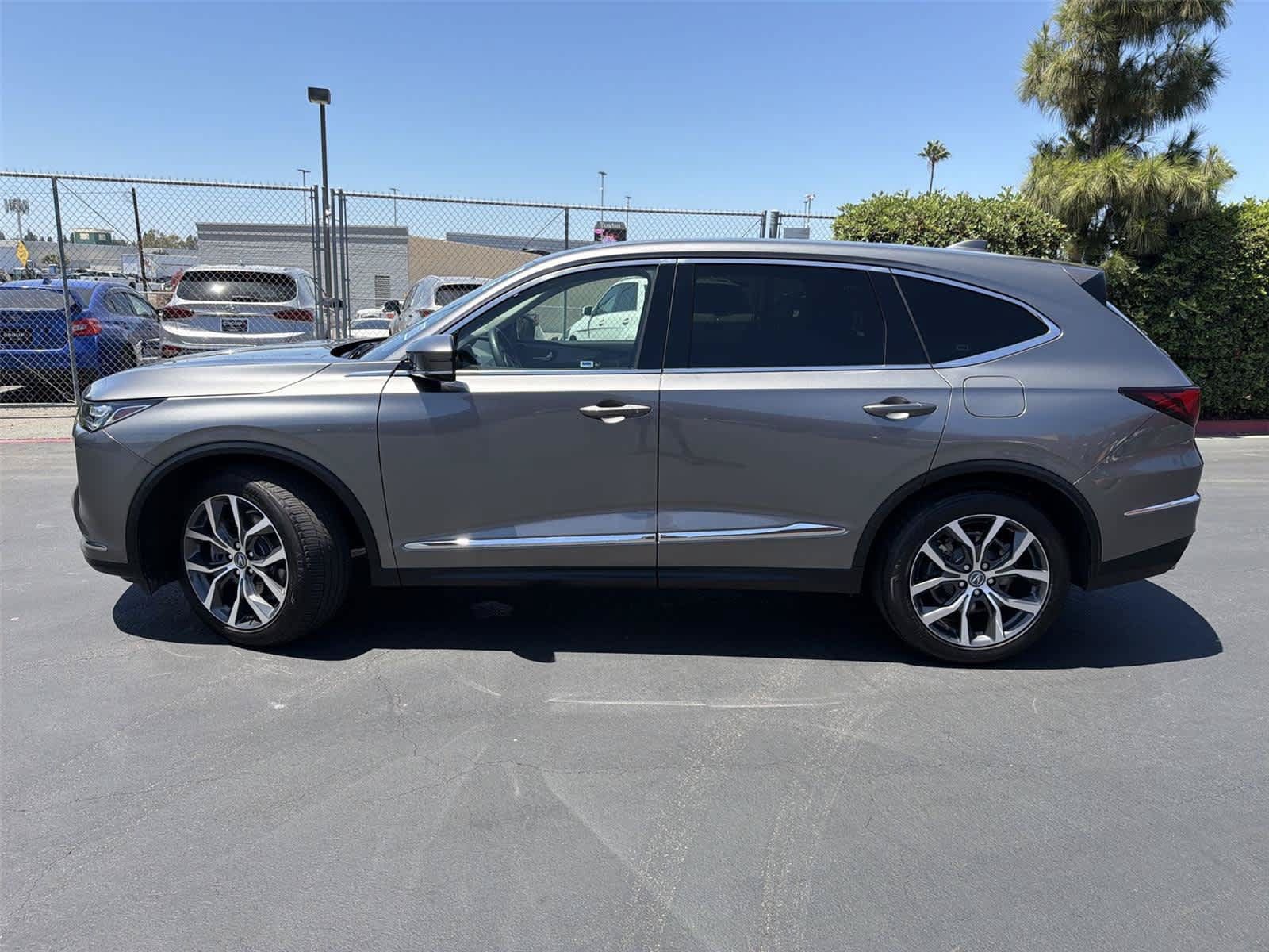 Used 2024 Acura MDX w/ Technology Package FWD image 3