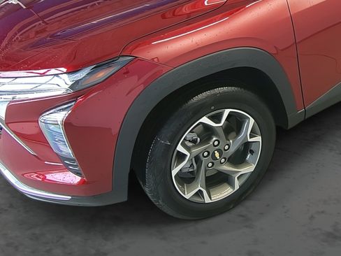 Used 2025 Chevrolet Trax LT w/ Driver Confidence Package image 7