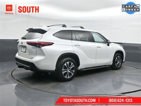 Used 2022 Toyota Highlander XLE image 3