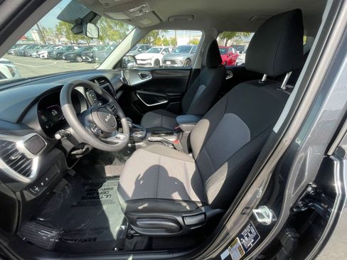 Used 2025 Kia Soul LX w/ LX Technology Package image 27