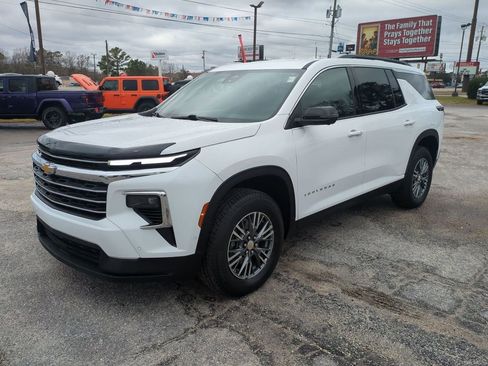 Used 2024 Chevrolet Traverse LT w/ Enhanced Driving Package image 7