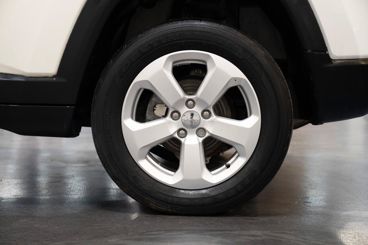 Used 2019 Jeep Compass Latitude w/ Cold Weather Group AWD/4WD image 9