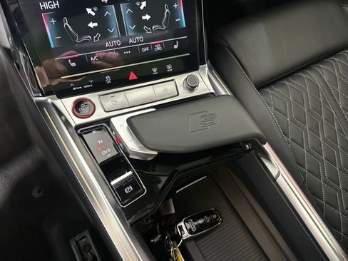 Used 2022 Audi e-tron S Prestige w/ Prestige Package image 19