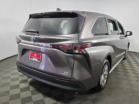 Used 2024 Toyota Sienna LE image 8