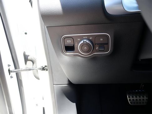 Certified 2025 Mercedes-Benz GLB 250 4MATIC image 37