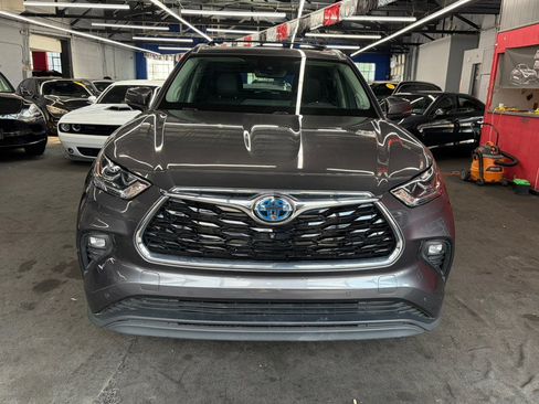 Used 2024 Toyota Highlander Limited AWD/4WD image 2