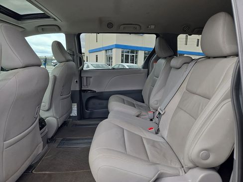 Used 2018 Toyota Sienna XLE image 12