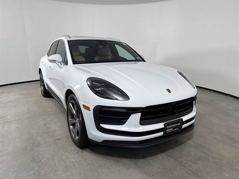 Certified 2023 Porsche Macan image 9