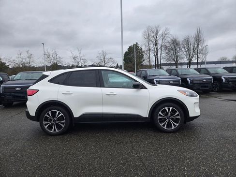 Used 2022 Ford Escape SE w/ SE Sport Appearance Package image 4