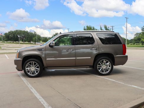 Used 2013 Cadillac Escalade Platinum AWD/4WD image 4