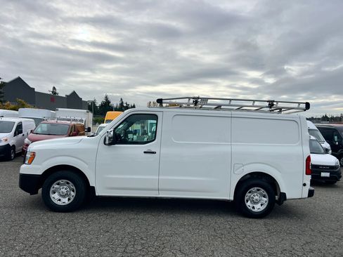 Used 2018 Nissan NV 3500 SV image 4