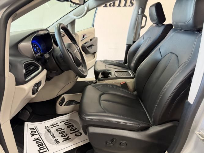 Used 2024 Chrysler Pacifica Touring-L FWD image 13