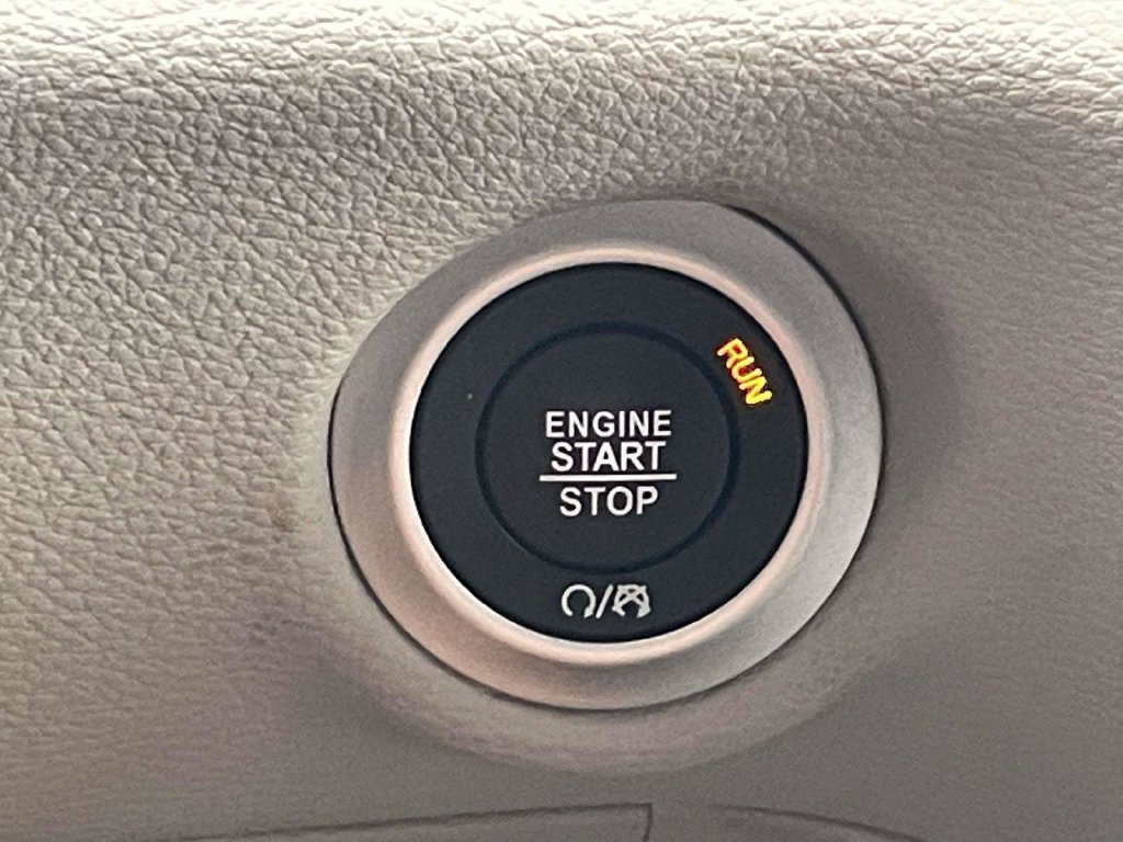 Used 2023 Chrysler Pacifica Limited AWD/4WD image 29