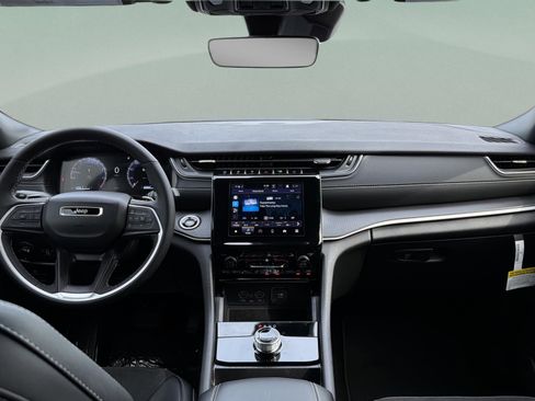 New 2025 Jeep Grand Cherokee Altitude image 29