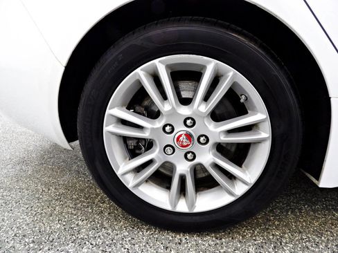 Used 2019 Jaguar XE Premium image 21