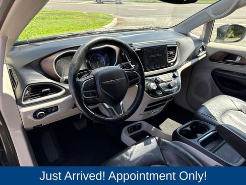 Used 2019 Chrysler Pacifica Touring-L FWD image 8